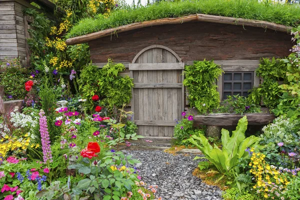 Cortile Paesaggistico Una Vecchia Casa Con Giardino Fiorito — Foto Stock