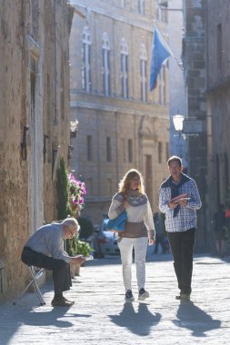Pienza, İtalya - 13 Mayıs 2014: turist tarihsel köyü Pienza, Toskana, İtalya. 