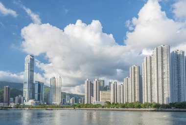 Hong Kong şehrinin silueti ve limanı.