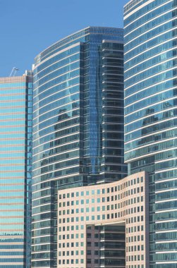 Soyut inşa ediliyor. Modern ofis binasının detayları 