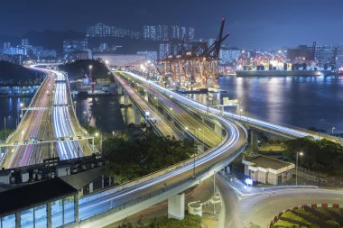 Hong Kong 'daki kargo limanı ve otoyolu.