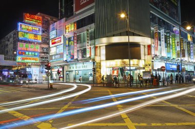 Hong Kong - 30 Haziran 2015: Gece trafik-den geçerek meşgul sokakta 