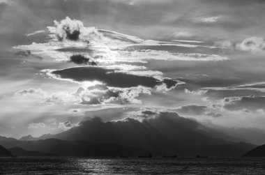 Gün batımında dramatik bulutlar