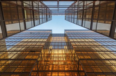 Soyut inşa ediliyor. Modern ofis binasının detayları 