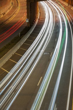 Arka plan yakın gece trafik