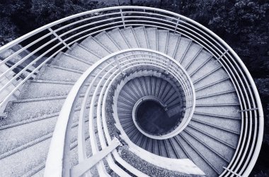Spiral merdiven, yukarıdan görünüyor.