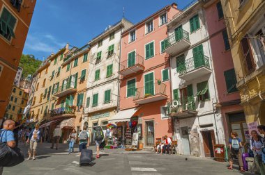 Riomaggiore, İtalya - 16 Mayıs 2014: sokakta yürüyen turist