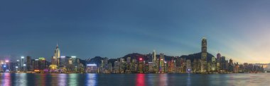 Victoria Limanı Panoraması, Hong Kong 'da alacakaranlıkta.