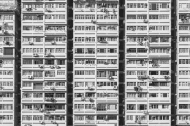 Hong Kong şehrindeki yüksek binaların cephesi.