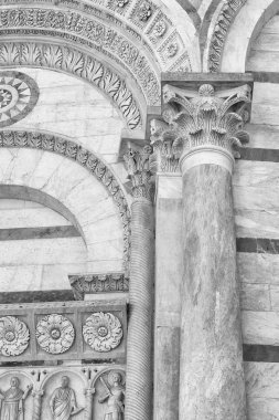Klasik Duvar ile zarif sütunlar ve kemerler Pisa, İtalya