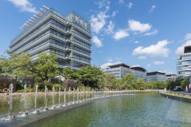 Hong Kong şehrindeki modern ofis binası.