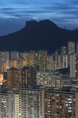 Hong Kong şehir manzarası ve aslan Rock Hill alacakaranlıkta