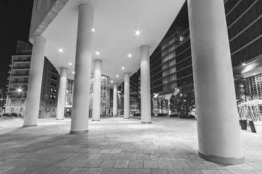 Soyut inşa ediliyor. Modern ofis binasının detayları 