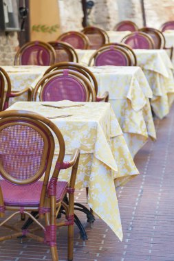 Güzel ve rahat kaldırım kafe tatil kasabası San Gimignano, Toskana, İtalya