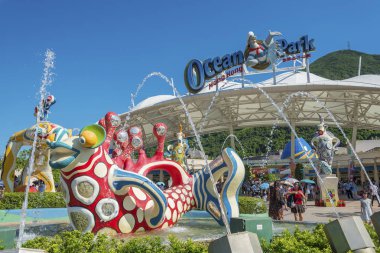 Hong Kong, Çin - 24 Temmuz 2016: Ana girişinde Ocean Park Hong Kong, turist. Ocean Park grant panda ve yunus gibi bir hayvan tema park sergiler var. Hong Kong ünlü tema parkları biridir. 