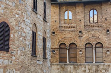 San Gimignano, Toskana, İtalya için eski binaların DETIALS