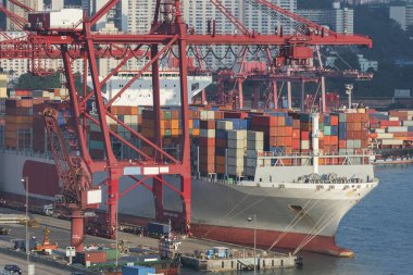 Hong Kong 'daki kargo limanı ve otoyolu.