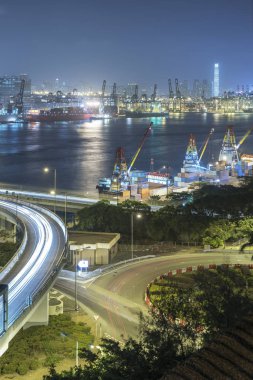 Hong Kong 'daki kargo limanı ve otoyolu.