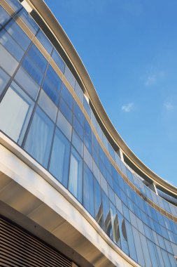 Soyut inşa ediliyor. Modern ofis binasının detayları 