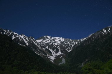 Hotaka dağın aralığında, Kamikochi Milli Parkı, Kamikochi, Japonya yıldızlı gece.