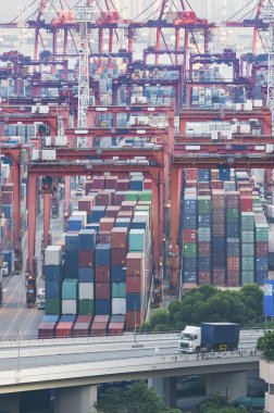 Hong Kong 'daki kargo limanı ve otoyolu.