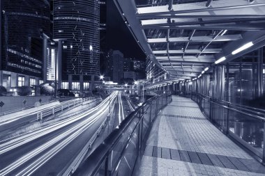 Hong Kong 'un merkez bölgesinde gece trafik vardı.