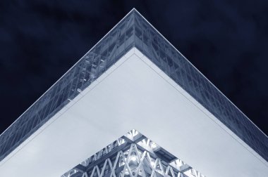 modern mimari dış ve gökyüzünün gece düşük açılı görünüş