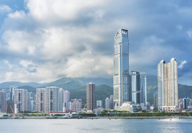Hong Kong şehrinin silueti ve limanı.