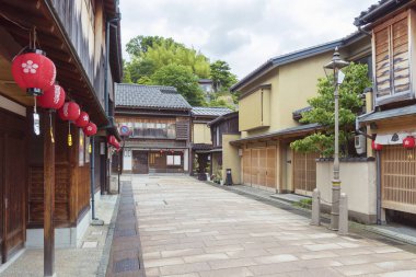 Higashichaya District, Kanazawa, Japonya tarihi Sokağı. Fener Japon açıklamalarıyla şehir, Kanazawa ve marka adı adıdır