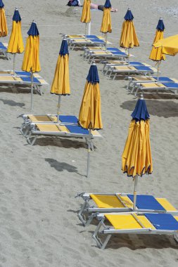 Güneş tembel ve plaj şemsiyesi