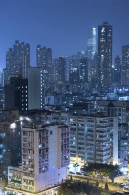 Geceleri Hong Kong şehrinin silueti