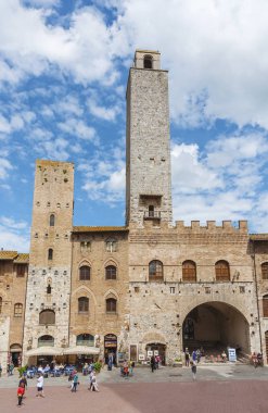 San Gimignano, İtalya - 13 Mayıs 2014: Tarihi kent San Gimignano, Toskana, İtalya turist. UNESCO Dünya Mirası Şehri ilan.