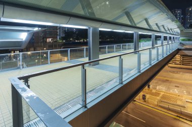 Geceleyin Hong Kong şehir merkezinde modern yaya geçidi.
