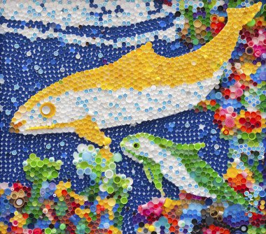 Plastik şişe kapakları tarafından yapılan yunus mozaik