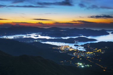 Hong kong kıyı şeridi üzerinde güzel sunrsie ile köy. Görünüm fr