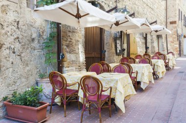 Güzel ve rahat kaldırım kafe tatil kasabası San Gimignano, Toskana, İtalya