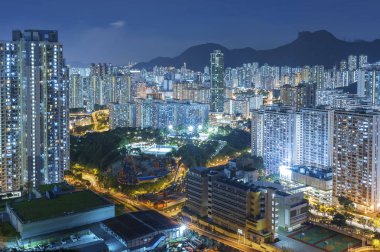 Konut Hong Kong şehir içinde geceleri bina aslan Rock Hill ve yüksek artış