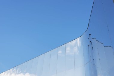 Soyut inşa ediliyor. Modern ofis binasının detayları 