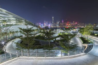 Gece Hong Kong şehir manzarası ile kamu parki