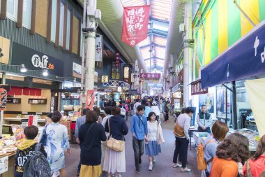Kanazawa, Japonya - 3 Haziran 2017: Kanazawa, Japonya'da Ohmicho Ichiba balık pazarı. Kanazawa en büyük balık pazarında öyle. Her türlü taze yakalanan deniz ürünleri satış.
