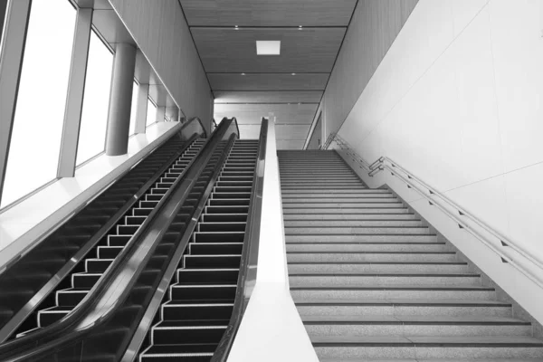 空的现代自动扶梯和楼梯 — 图库照片