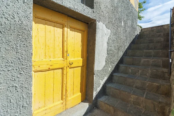Porte Jaune Escalier Dans Village Villégiature Riomaggiore Cinque Terre Ligurie — Photo