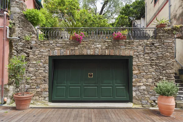 Lüks konut ev yeşil garaj