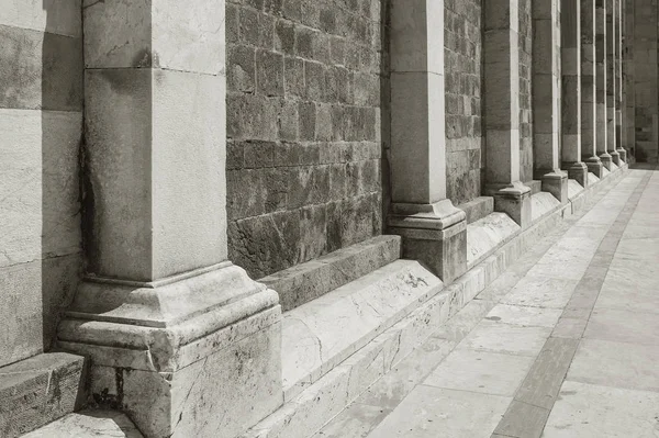 Columnas Contra Muro Piedra —  Fotos de Stock