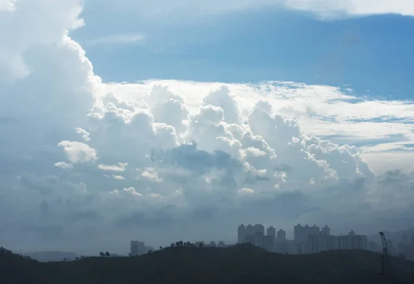 Şehrin ufuk çizgisi üzerinde dramatik bulutlar