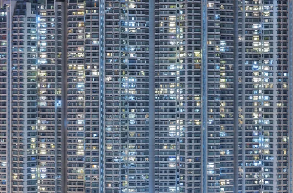 夜に香港市内の高層住宅ビル — ストック写真