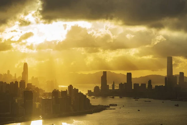 夕阳西下阳光照射下的香港城市天空轮廓 — 图库照片