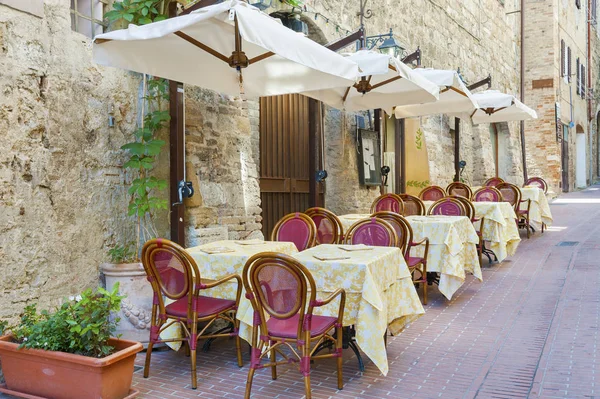 Güzel ve rahat kaldırım kafe tatil kasabası San Gimignano, Tuscan