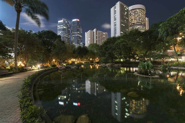 อาคารส กงานส งและสวนสาธารณะในใจกลางเม องฮ องกงตอนกลางค — ภาพถ่ายสต็อก