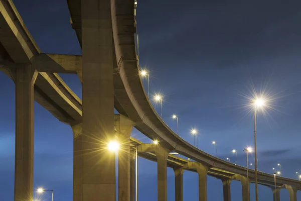 Verhoogde Snelweg Brug Nachts — Stockfoto